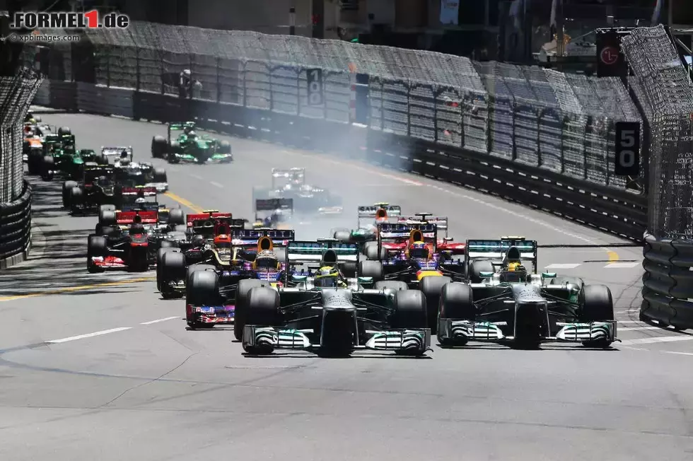 Foto zur News: Nico Rosberg (Mercedes) und Lewis Hamilton (Mercedes) beim Start