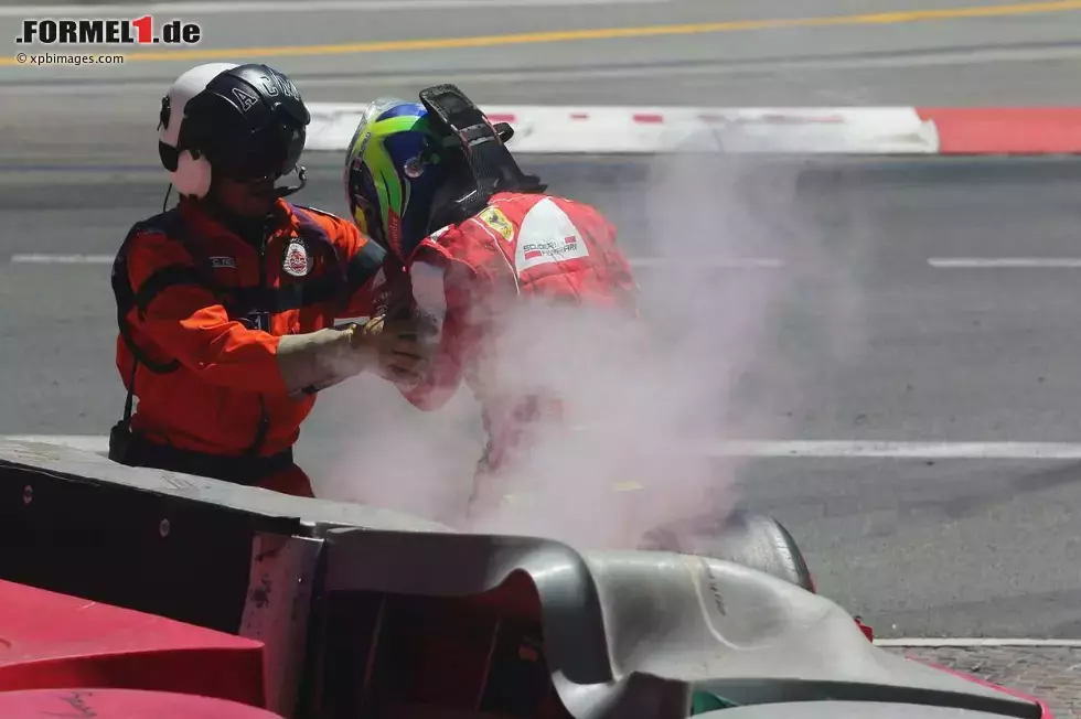 Foto zur News: Felipe Massa (Ferrari) stiegt nach seinem Unfall aus dem Ferrari.