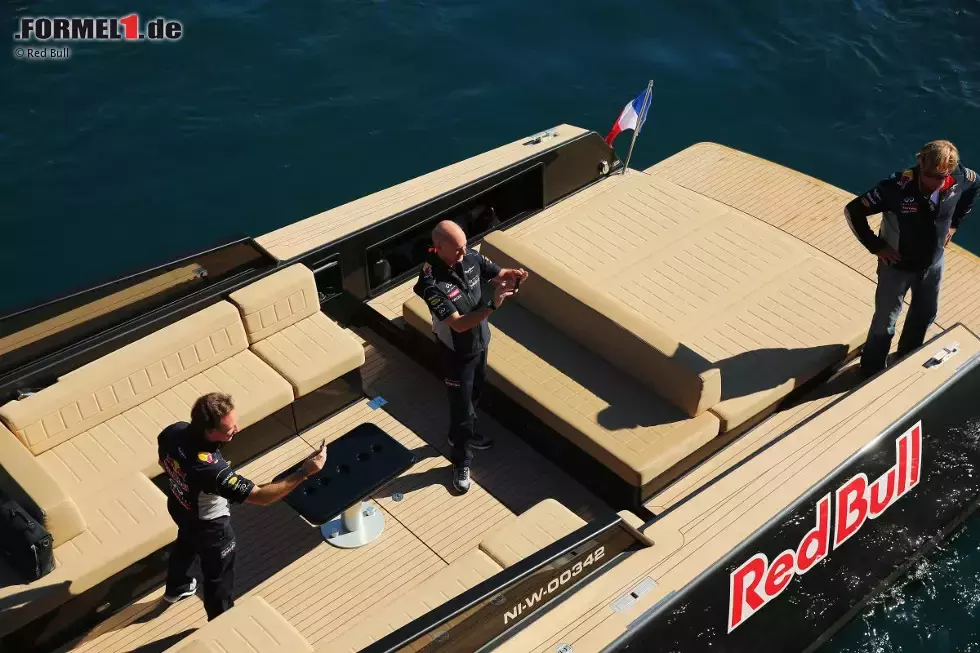 Foto zur News: Adrian Newey und Christian Horner (Red Bull) kommen im Boot an der Strecke an