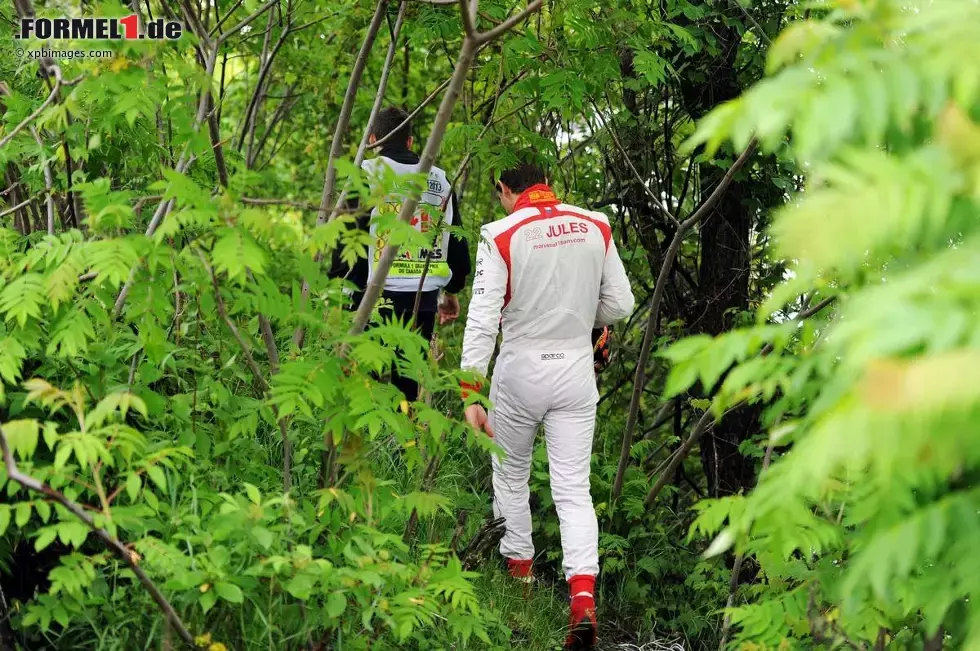 Foto zur News: Jules Bianchi (Marussia) auf dem Fußweg in die Box