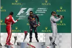 Foto zur News: Fernando Alonso (Ferrari), Sebastian Vettel (Red Bull) und Lewis Hamilton (Mercedes)