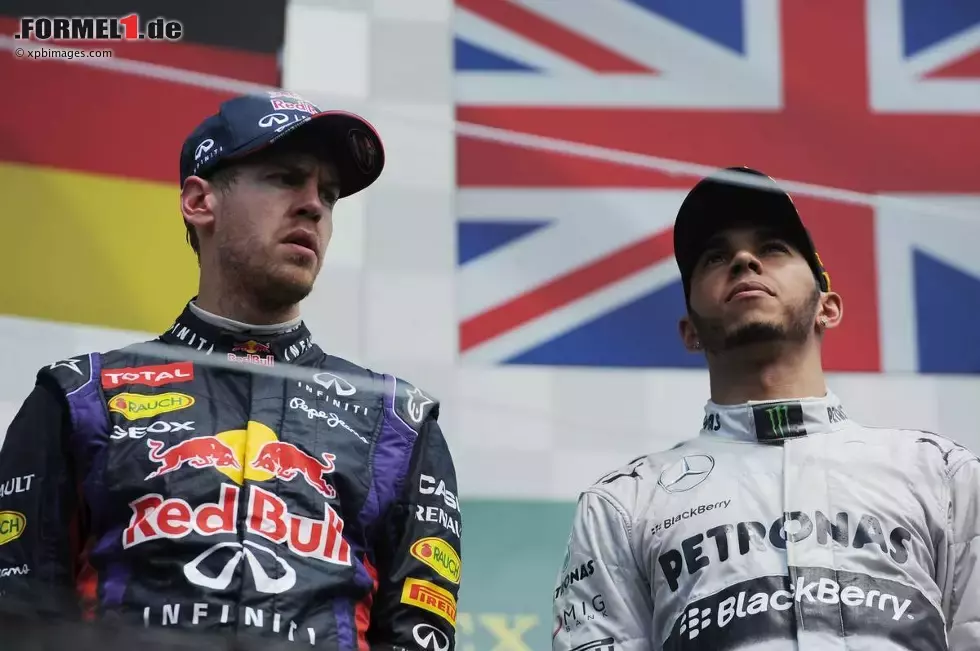 Foto zur News: Sebastian Vettel (Red Bull) und Lewis Hamilton (Mercedes)