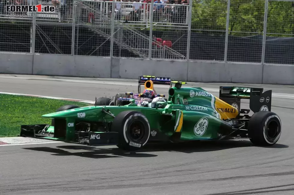 Foto zur News: Mark Webber (Red Bull) und Giedo van der Garde (Caterham)