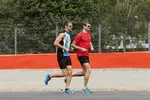 Foto zur News: Jenson Button (McLaren) joggt um den Kurs