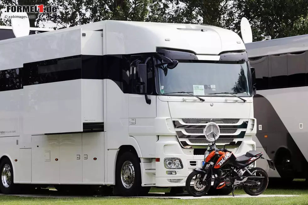 Foto zur News: Motorhome von Sebastian Vettel (Red Bull)