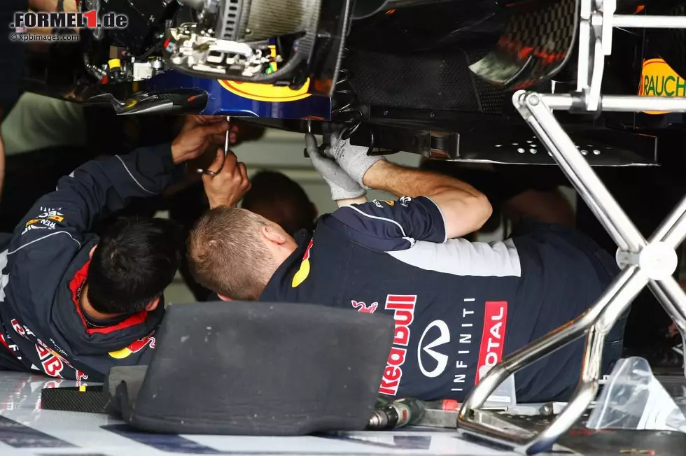 Foto zur News: Arbeiten am Auto von Sebastian Vettel (Red Bull)