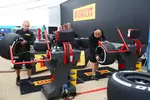 Foto zur News: Pirelli-Mechaniker montieren Reifen