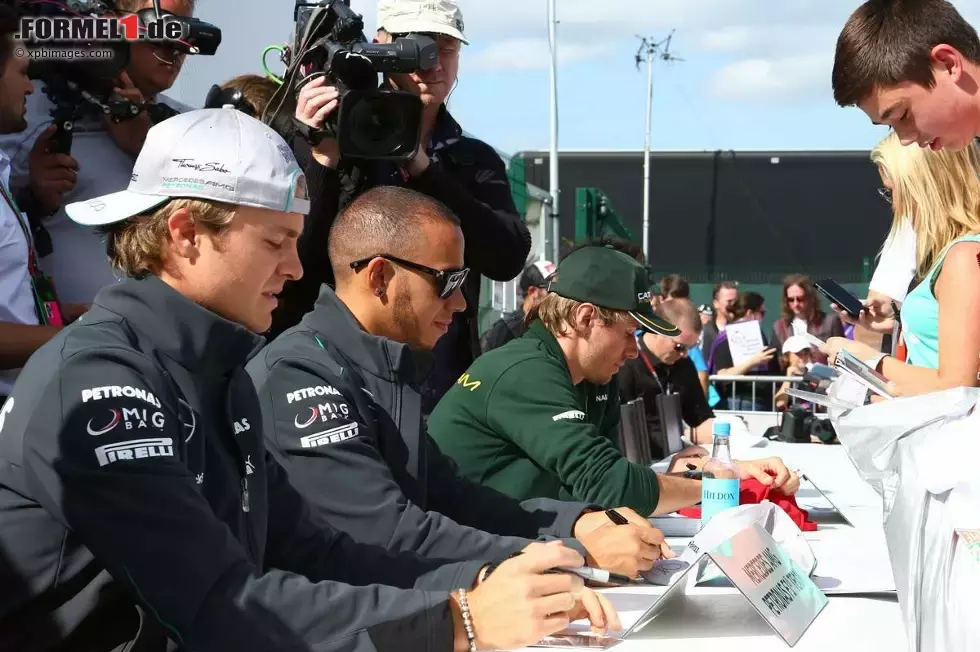 Foto zur News: Nico Rosberg (Mercedes) und Lewis Hamilton (Mercedes)