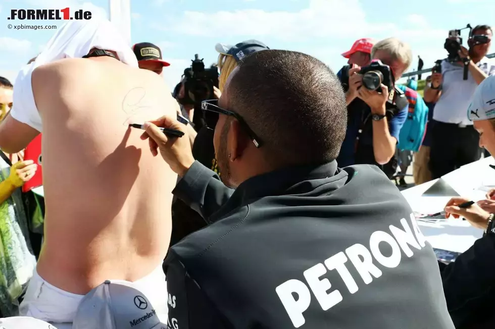 Foto zur News: Lewis Hamilton (Mercedes) würde wohl lieber auf einem Frauenkörper unterschreiben...