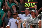 Foto zur News: Lewis Hamilton (Mercedes), Ross Brawn und Nico Rosberg (Mercedes)