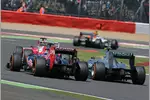 Foto zur News: Daniel Ricciardo (Toro Rosso) und Lewis Hamilton (Mercedes)