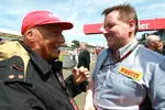 Foto zur News: Hatten viel zu diskutieren: Niki Lauda (Mercedes) und Paul Hembery (Pirelli)