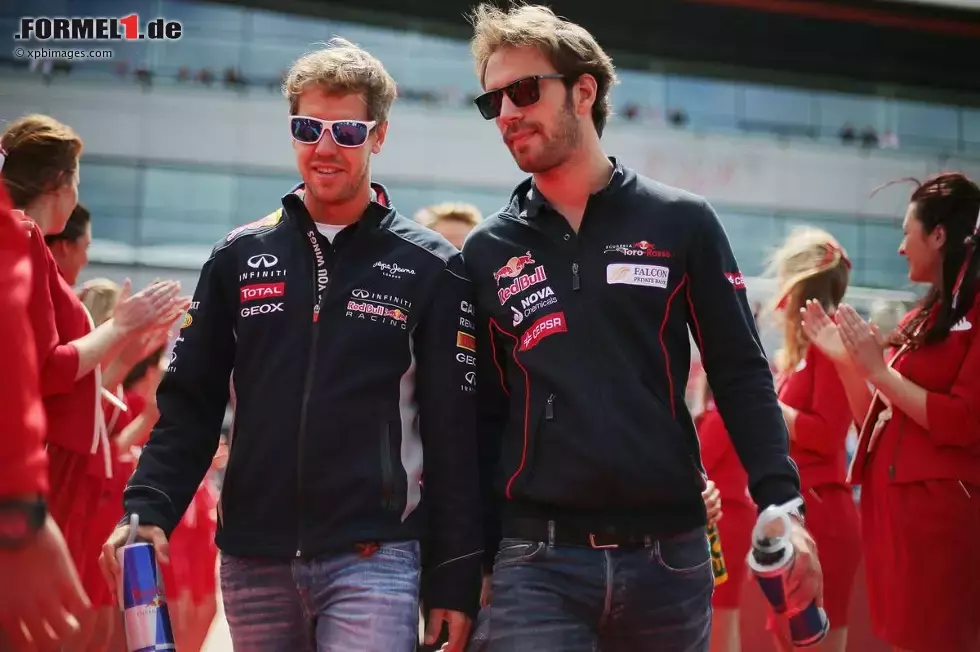 Foto zur News: Sebastian Vettel (Red Bull) und Jean-Eric Vergne (Toro Rosso)