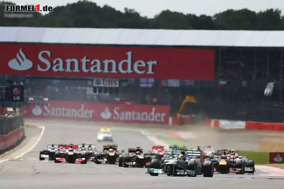 Foto zur News: Lewis Hamilton (Mercedes) beim Start in Silverstone