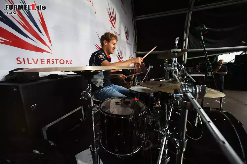 Foto zur News: Sebastian Vettel (Red Bull) an den Drums