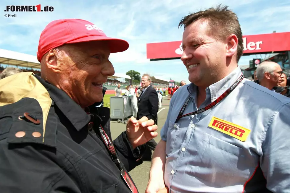 Foto zur News: Hatten viel zu diskutieren: Niki Lauda (Mercedes) und Paul Hembery (Pirelli)