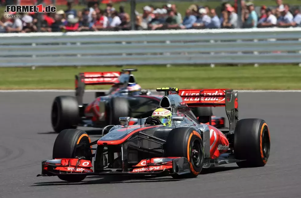 Foto zur News: Sergio Perez (McLaren) und Jenson Button (McLaren)