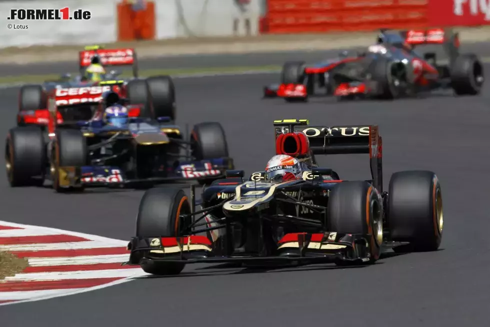 Foto zur News: Romain Grosjean (Lotus) und Daniel Ricciardo (Toro Rosso)