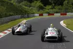 Foto zur News: Lewis Hamilton und Nico Rosberg (Mercedes) fahren mit alten Silberpfeilen auf der Nürburgring-Nordschleife