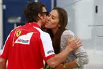 Foto zur News: Fernando Alonso (Ferrari) begrüßt Jessica Michibata, Freundin von Jenson Button (McLaren)