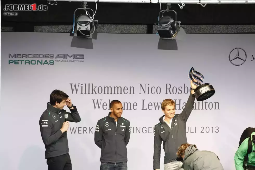 Foto zur News: Toto Wolff, Lewis Hamilton und Nico Rosberg (Mercedes)