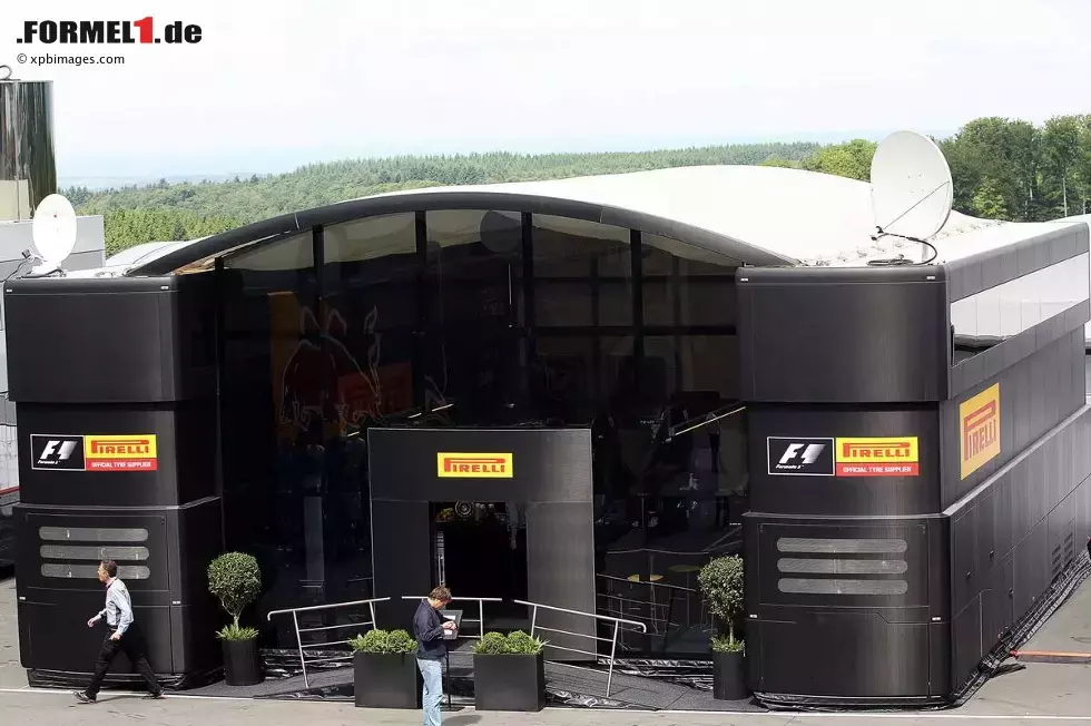 Foto zur News: Das Motorhome von Pirelli am Nürburgring