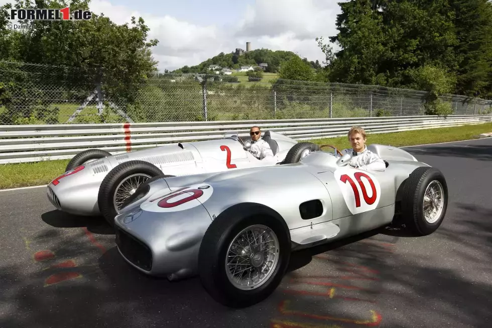 Foto zur News: Lewis Hamilton und Nico Rosberg (Mercedes) fahren mit alten Silberpfeilen auf der Nürburgring-Nordschleife