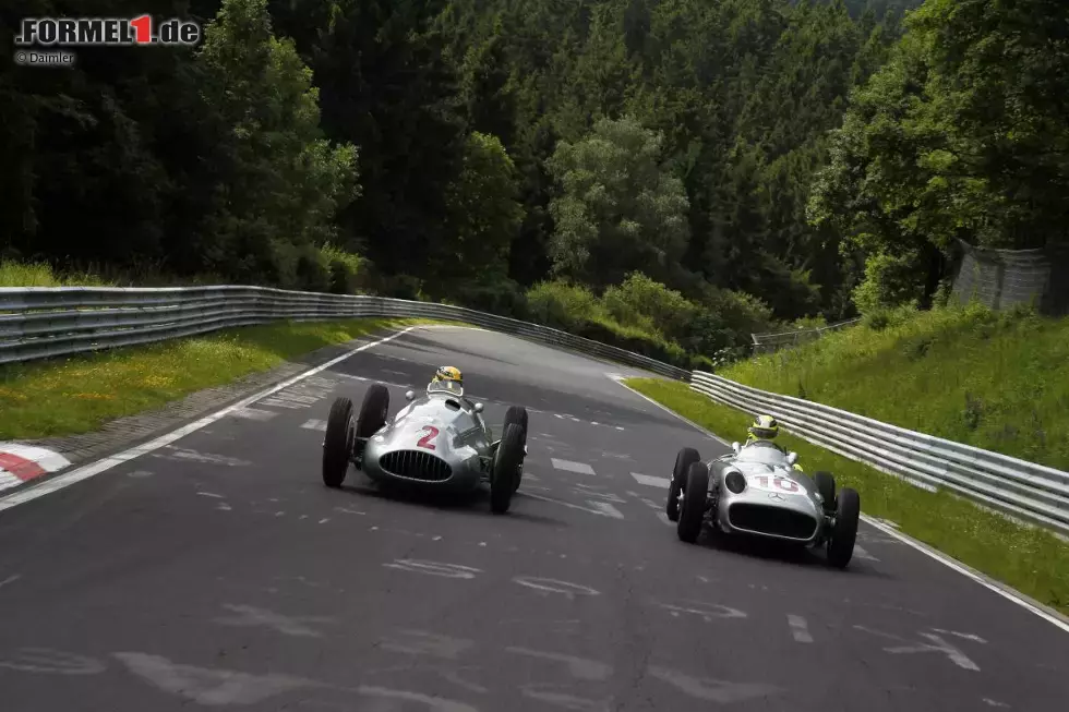 Foto zur News: Lewis Hamilton und Nico Rosberg (Mercedes) fahren mit alten Silberpfeilen auf der Nürburgring-Nordschleife