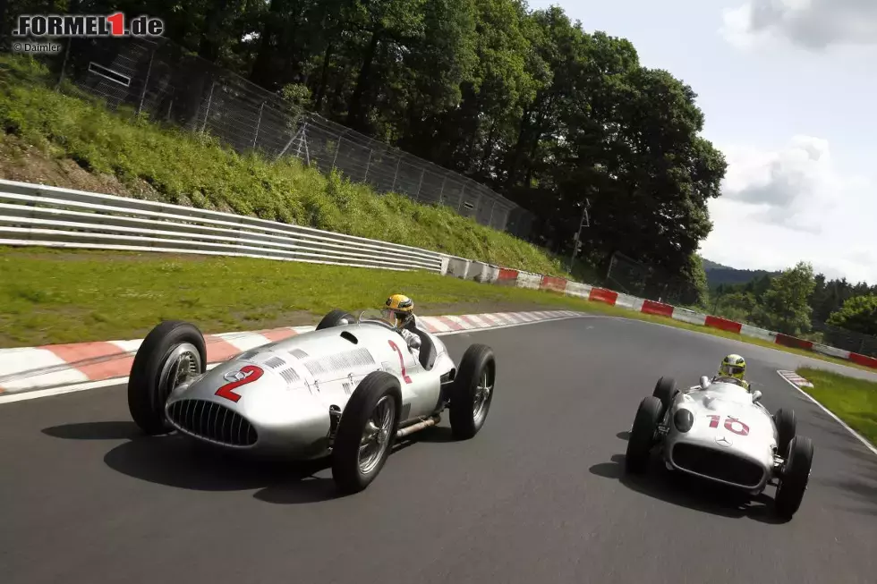 Foto zur News: Lewis Hamilton und Nico Rosberg (Mercedes) fahren mit alten Silberpfeilen auf der Nürburgring-Nordschleife