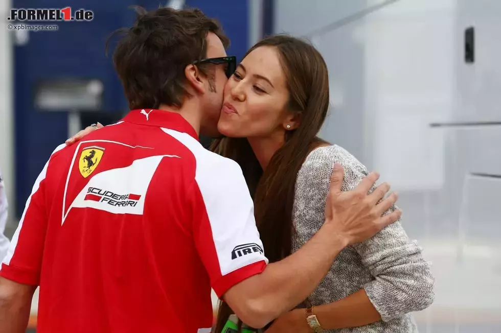 Foto zur News: Fernando Alonso (Ferrari) begrüßt Jessica Michibata, Freundin von Jenson Button (McLaren)