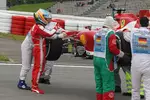 Foto zur News: Fernando Alonso (Ferrari) beobachtet die Bergung seines Autos