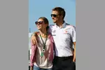 Foto zur News: Jenson Button (McLaren) mit Freundin Jessica Michibata