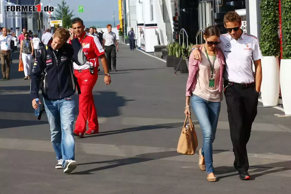 Foto zur News: Sebastian Vettel (Red Bull) und Jenson Button (McLaren)  mit Freundin Jessica Michibata