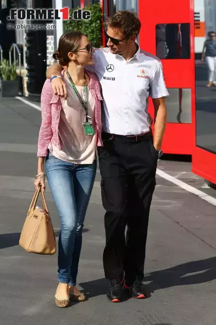 Foto zur News: Jenson Button (McLaren) mit Freundin Jessica Michibata