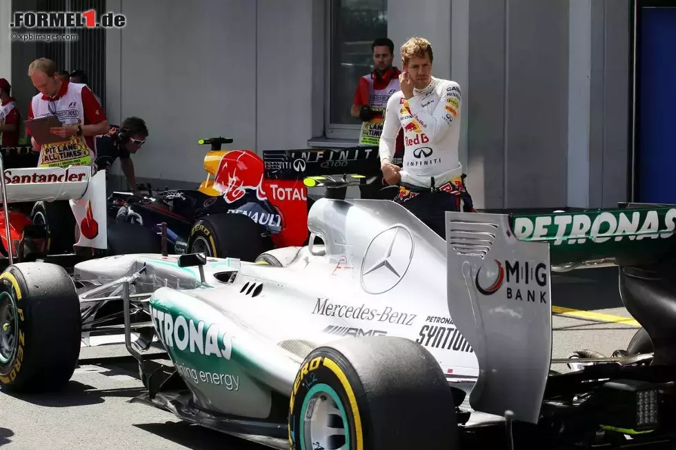 Foto zur News: Sebastian Vettel (Red Bull) und Lewis Hamilton (Mercedes)