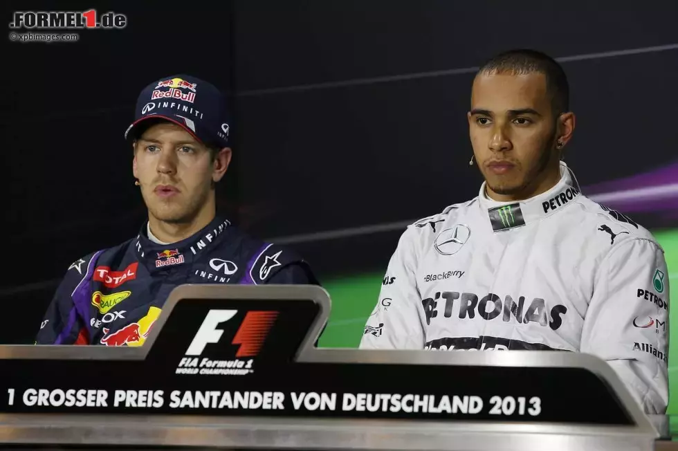 Foto zur News: Sebastian Vettel (Red Bull) und Lewis Hamilton (Mercedes)