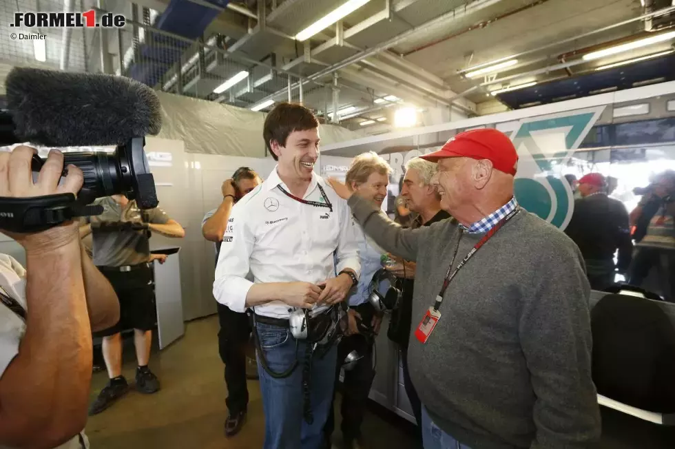 Foto zur News: Toto Wolff und Niki Lauda (Mercedes), im Hintergrund Vorg?nger Norbert Haug