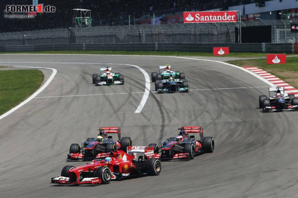 Foto zur News: Fernando Alonso (Ferrari), Jenson Button (McLaren) und Sergio Perez (McLaren)
