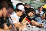 Gallerie: Romain Grosjean (Lotus) bei der Autogrammstunde