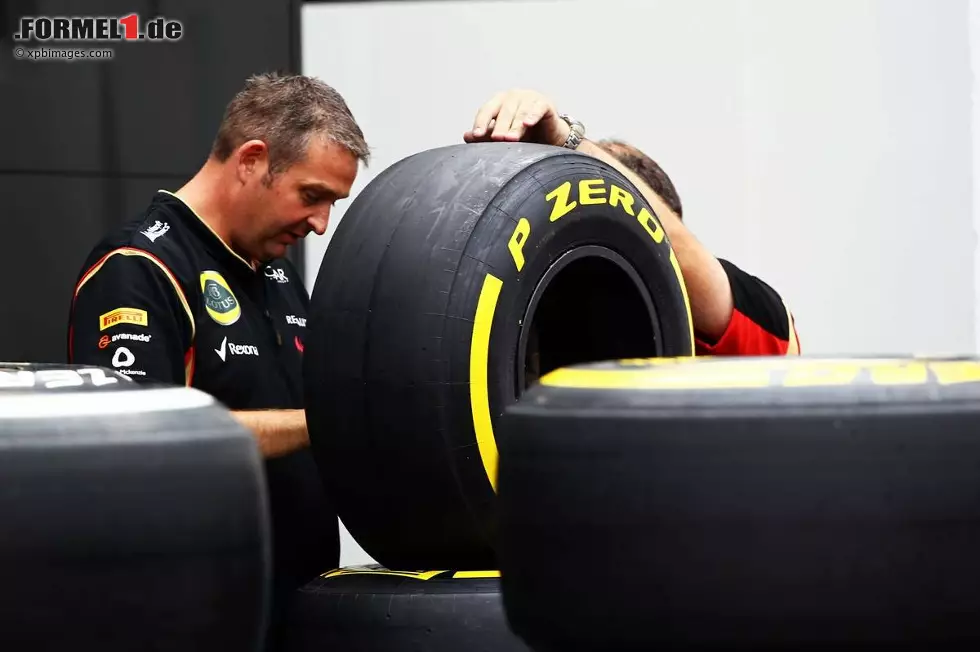 Foto zur News: Lotus-Mechaniker mit Pirelli-Reifen