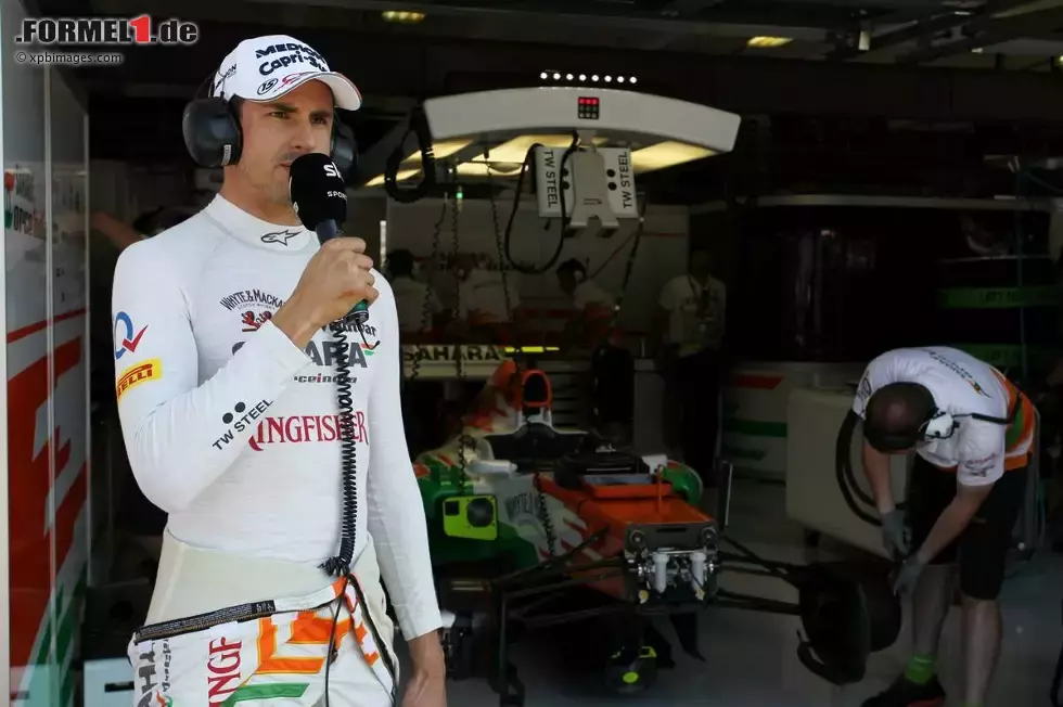 Foto zur News: Wie immer wurde am Freitag erstmal abgewartet, Adrian Sutil (Force India) nutzte die Zeit für ein Interview