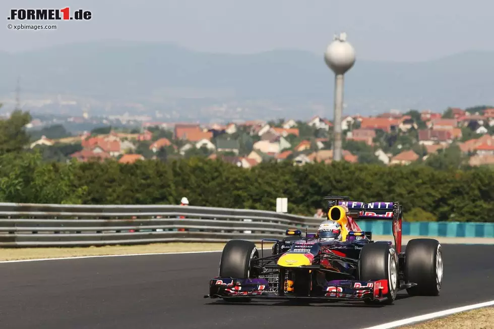 Foto zur News: Sebastian Vettel (Red Bull) war am Vormittag der Schnellste