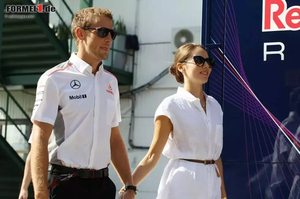 Foto zur News: Jenson Button (McLaren) mit seiner Freundin Jessica Michibata