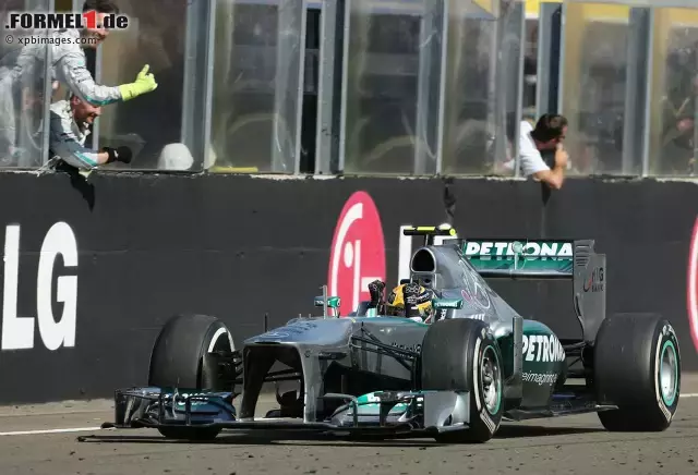 Foto zur News: 2013 gewann Lewis Hamilton mit dem Mercedes-Team dank einer Dreistoppstrategie auf den weichen und mittleren Reifen.