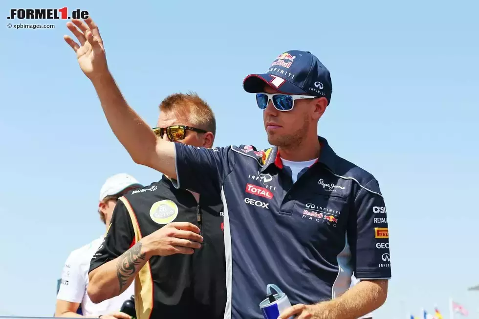 Foto zur News: Sebastian Vettel (Red Bull) und Kimi Räikkönen (Lotus)