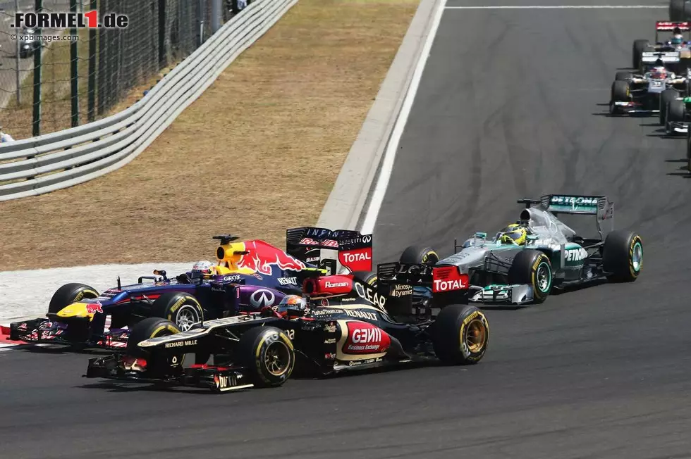 Foto zur News: Sebastian Vettel (Red Bull) und Romain Grosjean (Lotus)