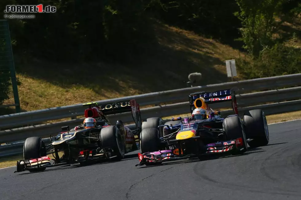 Foto zur News: Sebastian Vettel (Red Bull) und Romain Grosjean (Lotus)