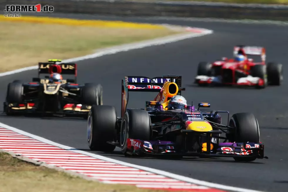 Foto zur News: Sebastian Vettel (Red Bull) und Romain Grosjean (Lotus)