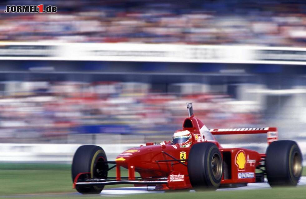 Foto zur News: Vier Jahre - von 1996 bis 1999 - fuhr Eddie Irvine für die Scuderia Ferrari (hier in seiner zweiten Saison).