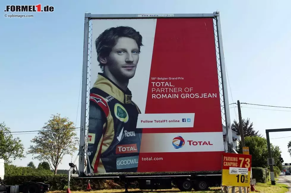 Foto zur News: Romain Grosjean (Lotus) auf einem Werbeplakat in Spa-Francorchamps